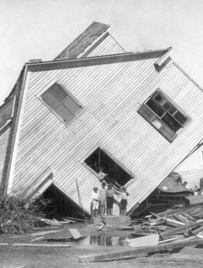 maison renversée sur le côté par l'ouragan