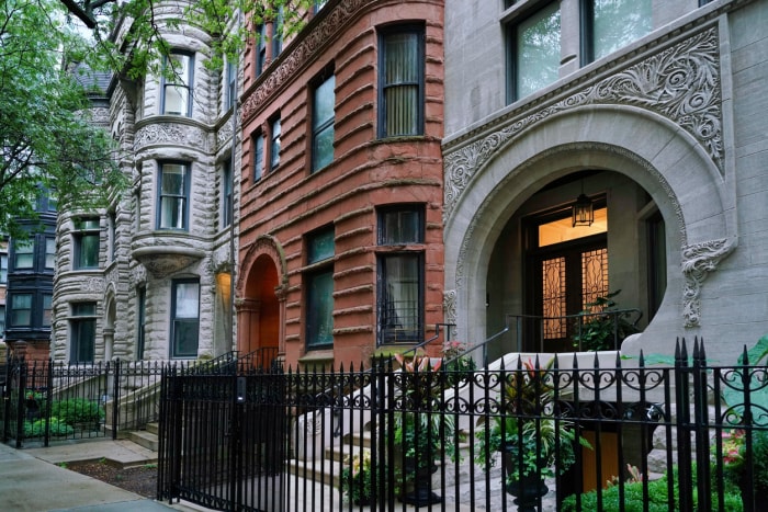 rue avec d'élégantes maisons de ville et appartements du XIXe siècle