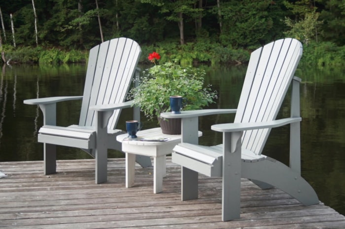 Deux chaises Adirondack grises sur le pont d'un bateau