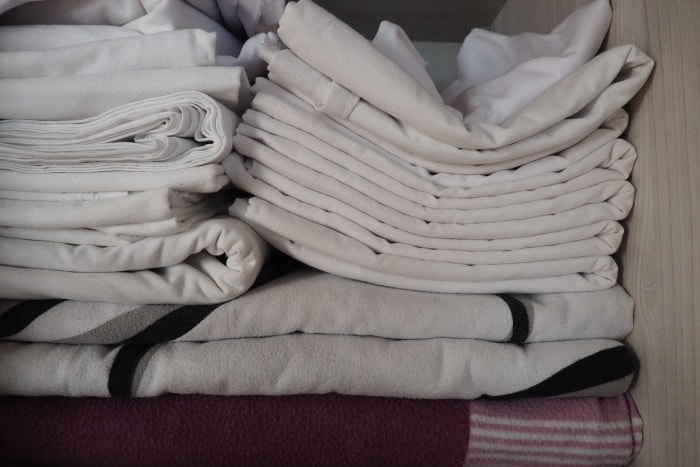 pile de linge de lit dans le placard