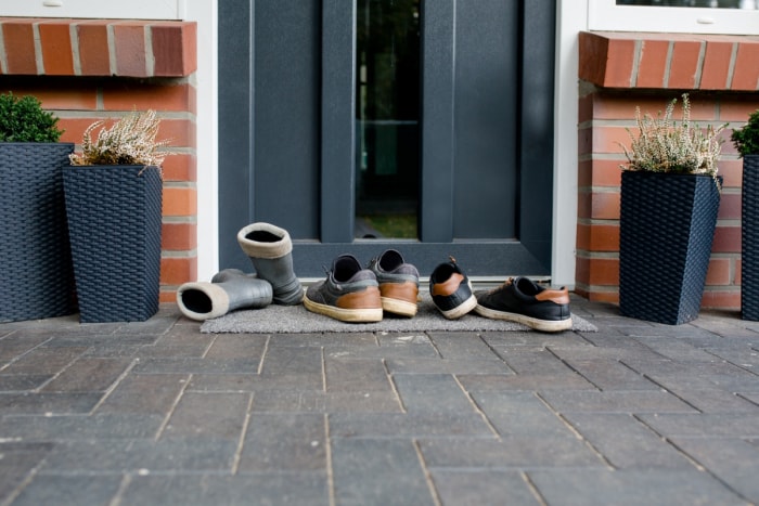 chaussures devant la porte de la maison