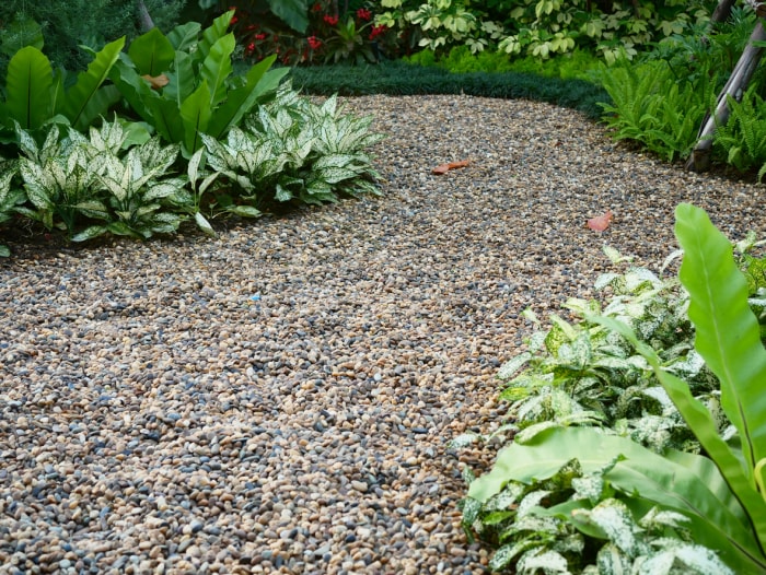 gravier de pois aménagement paysager roches dans un jardin zen à la maison