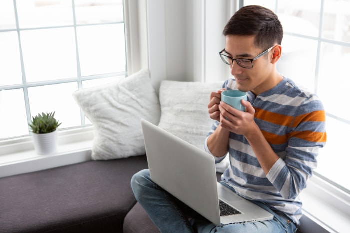 iStock-1392893532 rénovations de location à court terme homme dégustant un café dans un coin café.jpg