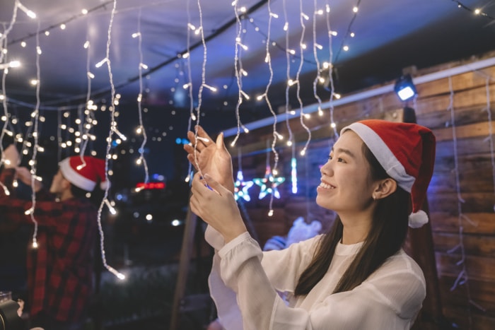 fête de Noël avec frères et sœurs et amis le soir