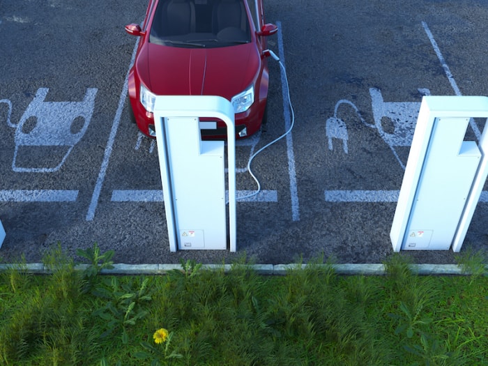 voiture électrique à une borne de recharge dans un parking