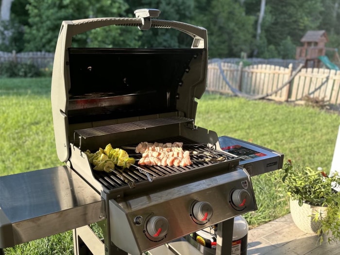 Viande et légumes en train de cuire sur le gril à gaz Weber Spirit II E-310