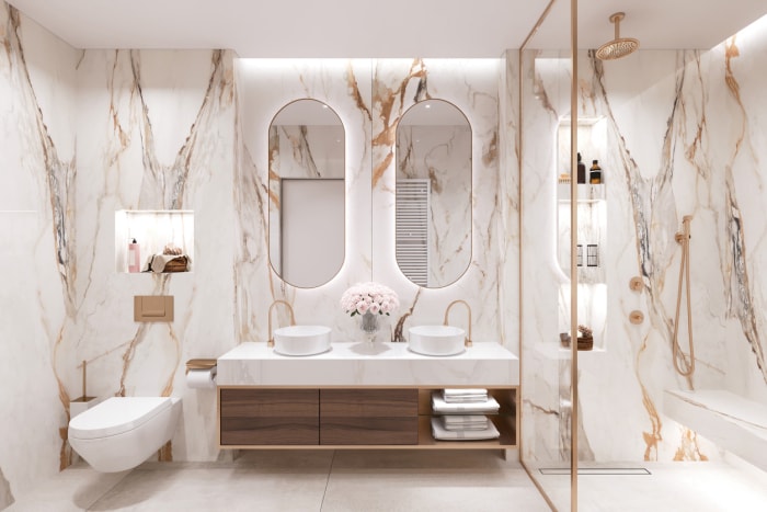 salle de bain de luxe conçue avec du marbre blanc et marron et une doublure dorée avec douche