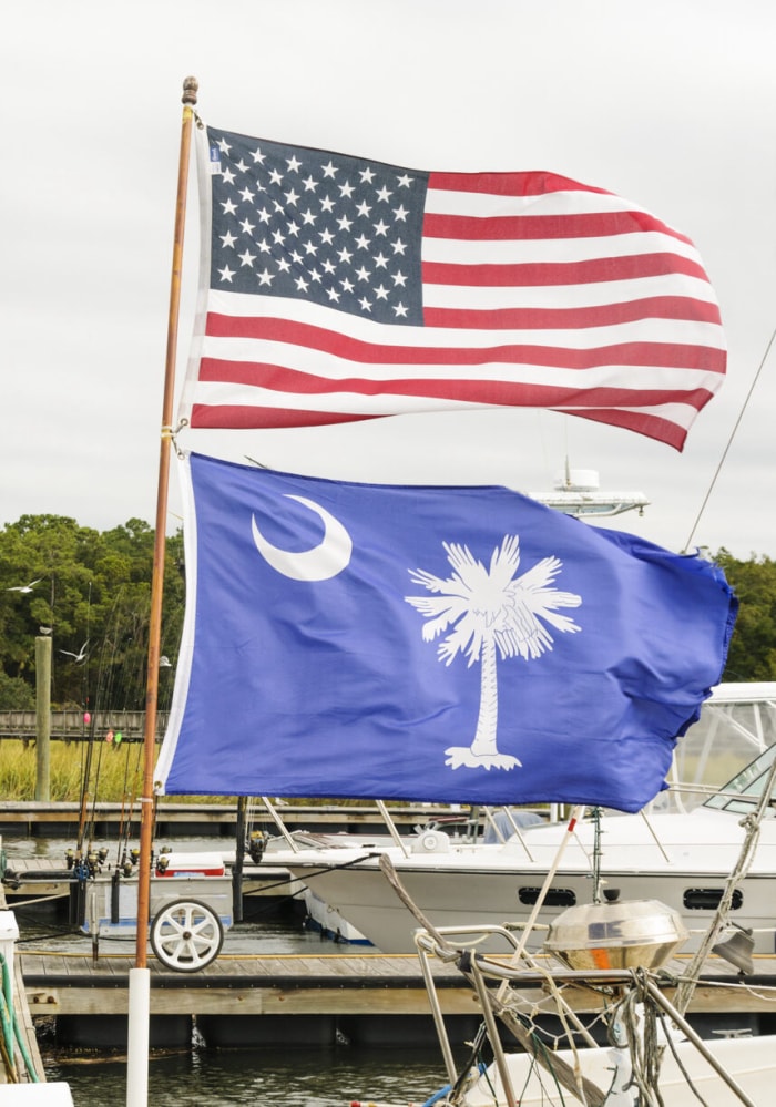 Le drapeau américain et le drapeau de l'État de Caroline du Sud flottent sur un quai