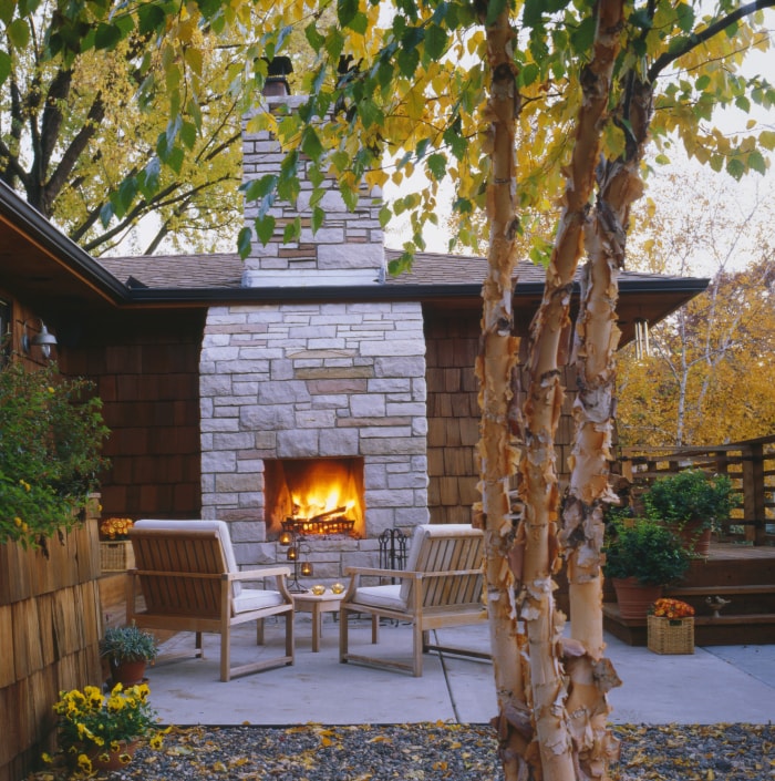 Patio avec feu de cheminée en automne.