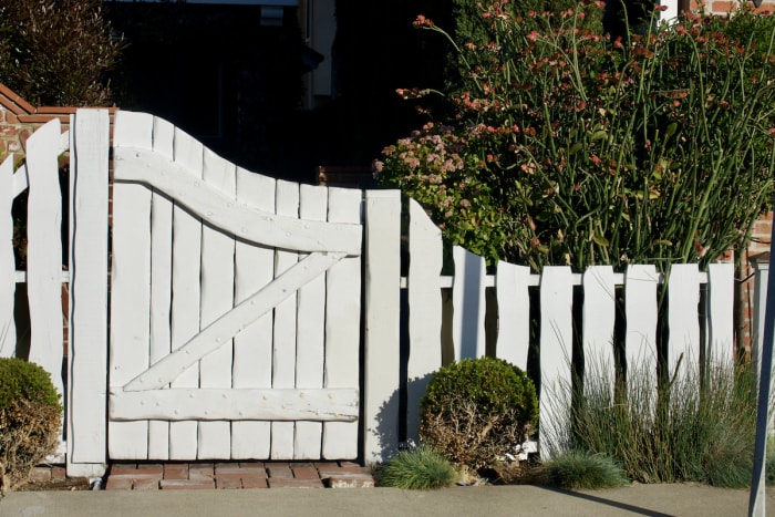 idée de clôture rustique blanche avec forme ondulée et planches