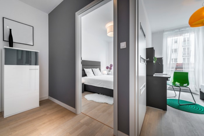 Porte et fenêtre ouvertes dans l'appartement