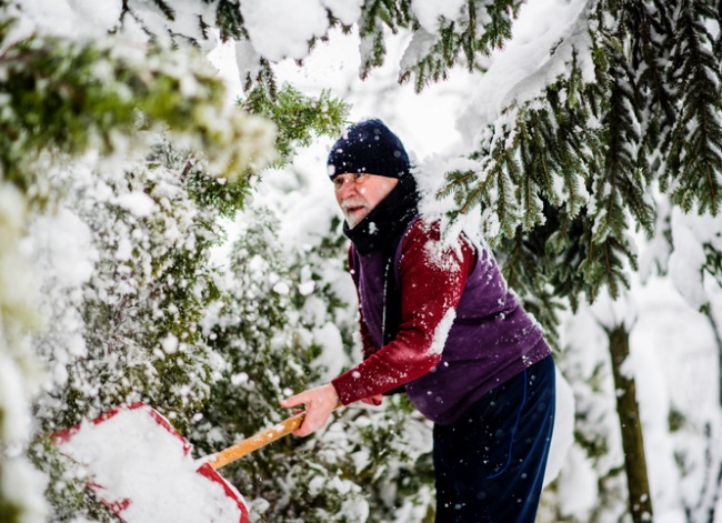 5 raisons pour lesquelles pelleter de la neige peut nuire à votre santé