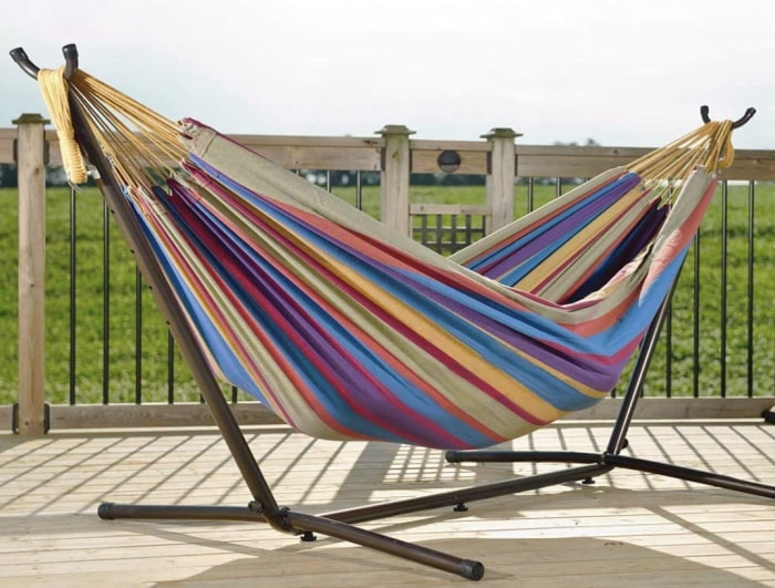 Un hamac coloré autoportant à l'extérieur sur une terrasse 