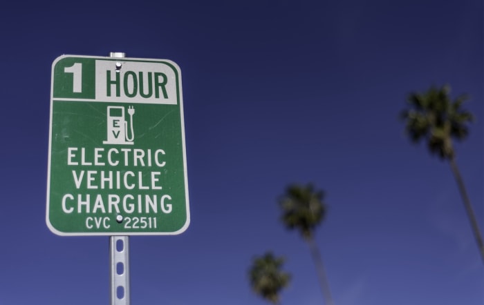 iStock-1315626956 Problèmes avec les voitures électriques Panneau de borne de recharge pour voiture électrique