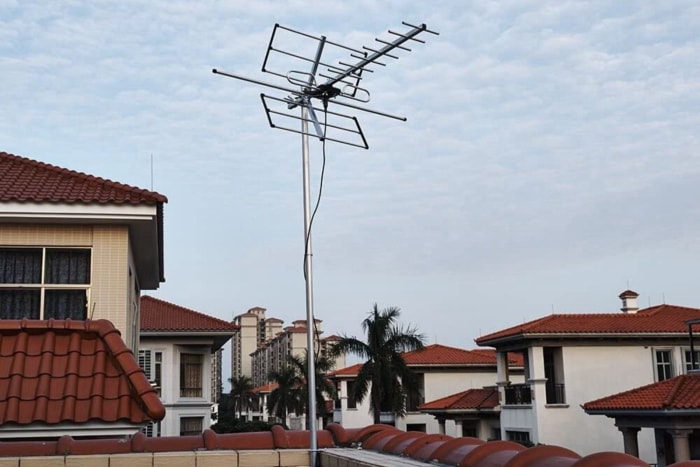 Antenne parabolique installée sur un toit