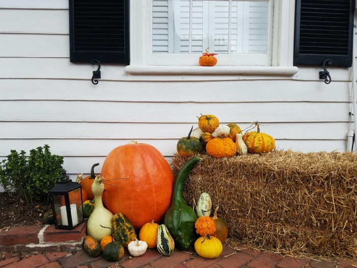 Décoration en bottes de paille pour un attrait extérieur