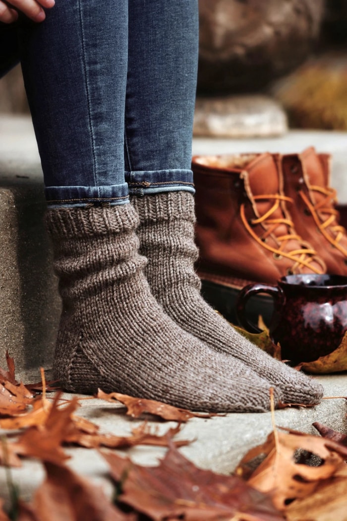 modèles de tricot pour débutants - femme portant des chaussettes tricotées en automne