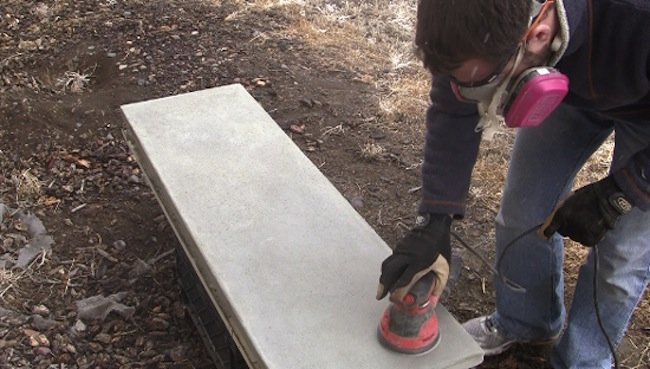 Ponçage d'une table en béton à faire soi-même