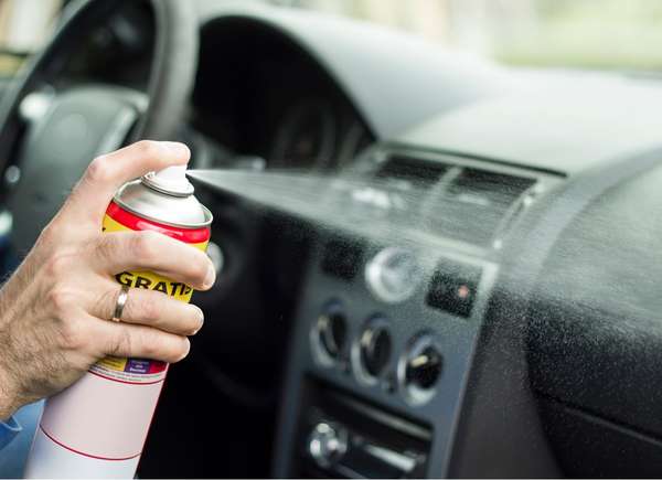 spray nettoyant pour voiture