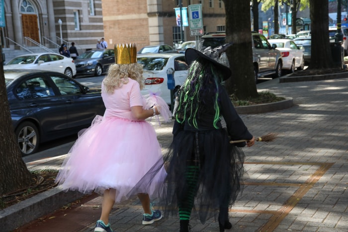 Charlotte, Caroline du Nord, États-Unis - 31/10/18 : Deux femmes déguisées pour Halloween en sorcières bonnes et mauvaises.