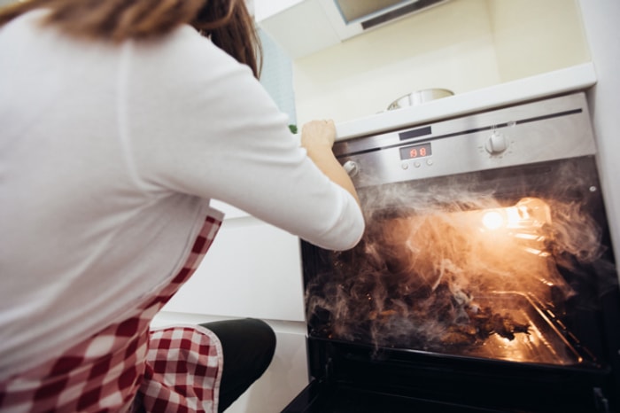 four de cuisine de vacances en feu