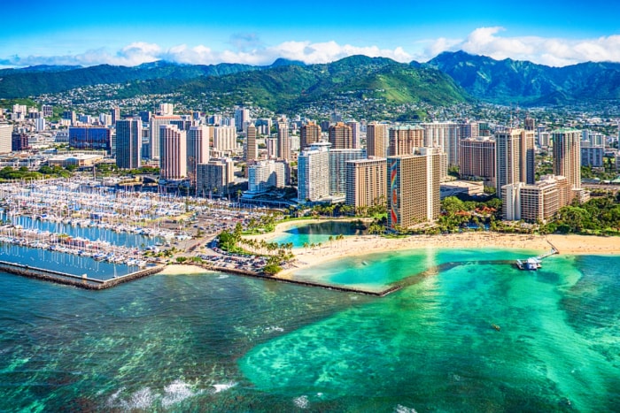 heure d'été 2023 - paysage urbain au bord de la plage