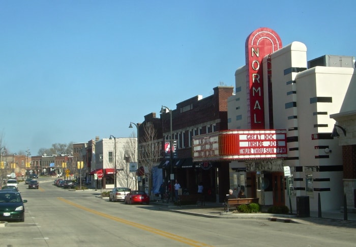 rue principale avec cinéma dans la petite ville de Normal, Illinois