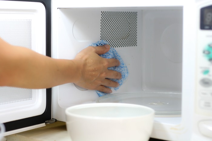 Essuyer l'intérieur d'un micro-ondes après y avoir introduit de l'eau et de l'acide citrique.