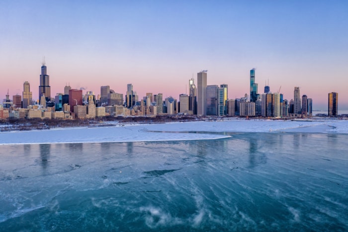 Paysage urbain de Chicago pendant le vortex polaire avec lac gelé