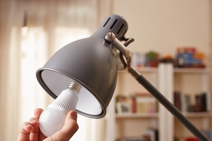 Changer manuellement une ampoule ordinaire pour une LED à la maison