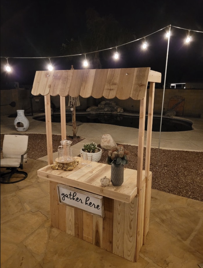 stand de limonade en bois avec toit