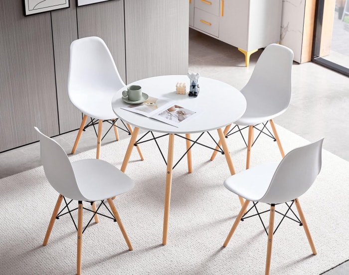 Des meubles qui donnent l'impression d'être plus grands Option Leggy Dining Set