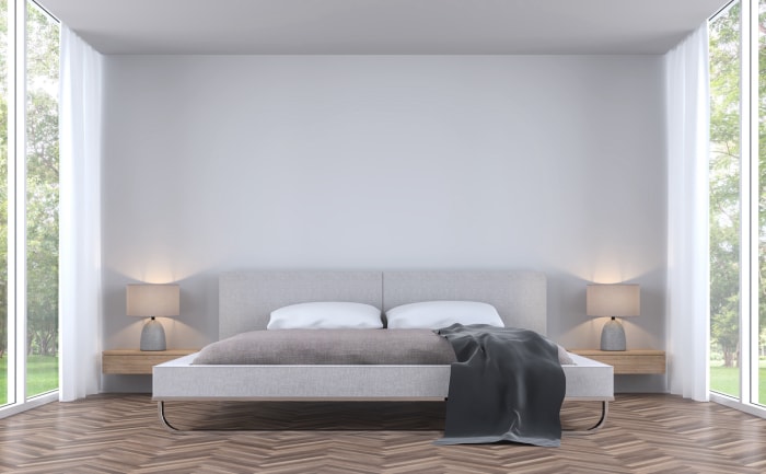 Chambre de style moderne avec vue sur le jardin, image de rendu 3D. Il y a des murs blancs et du parquet fini avec un lit en tissu. Il y a une grande fenêtre donnant sur le jardin environnant et la nature