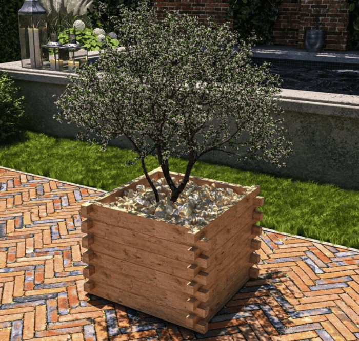 petit arbre à fleurs dans une jardinière carrée sur un patio en pierre