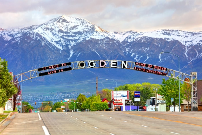 Ogden, Utah, USA - 28 avril 2019 : Le jour, le panneau de bienvenue d'Ogden en regardant vers le nord sur Washington Blvd.