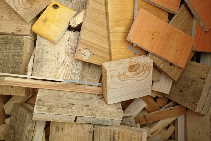 Coupes courtes de planches et de bois de charpente. Déchets de travail du bois dans l'atelier de menuiserie. Vue du haut.