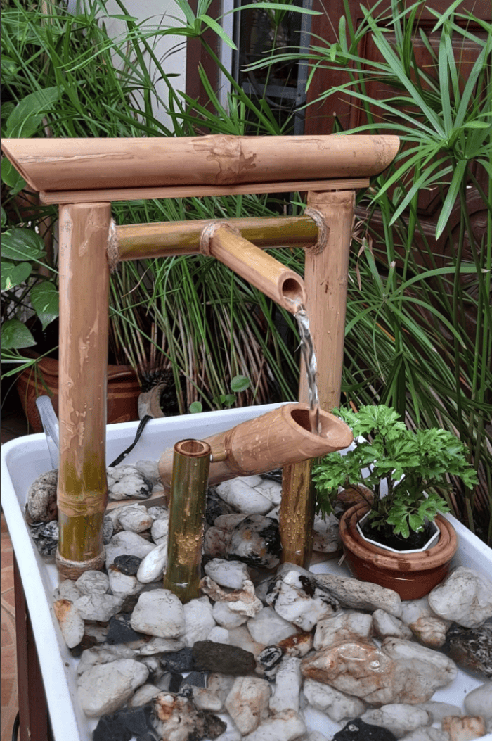 fontaine à eau en bambou dans le jardin