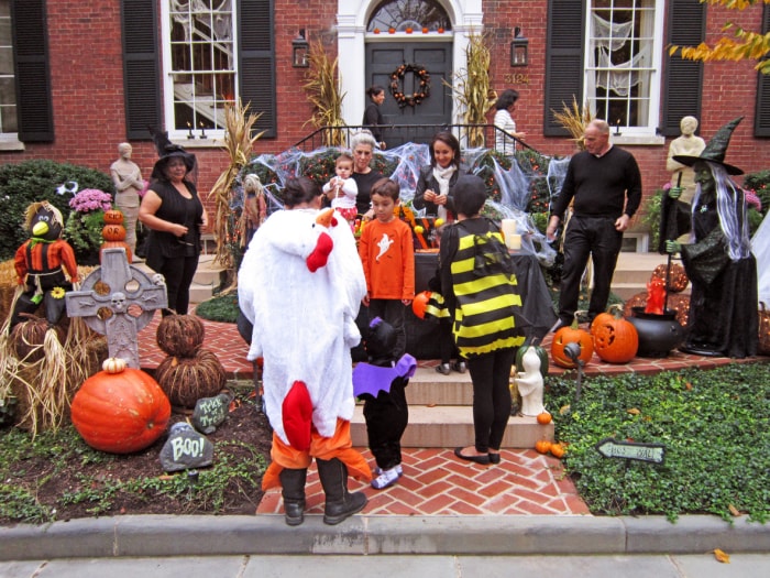 Washington DC, USA - 31 octobre 2013 : Des enfants venus faire la tournée des bonbons se présentent dans une maison de Georgetown, à Washington DC, pour recevoir des bonbons gratuits. Halloween est un événement important ici.