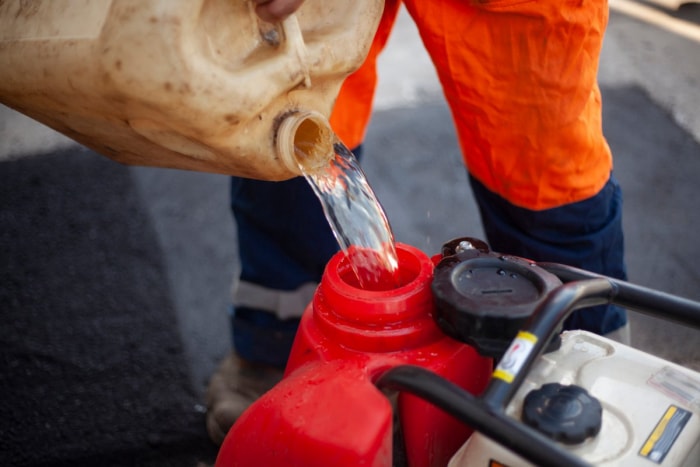 comment se débarrasser de l'essence verser le gaz dans un récipient