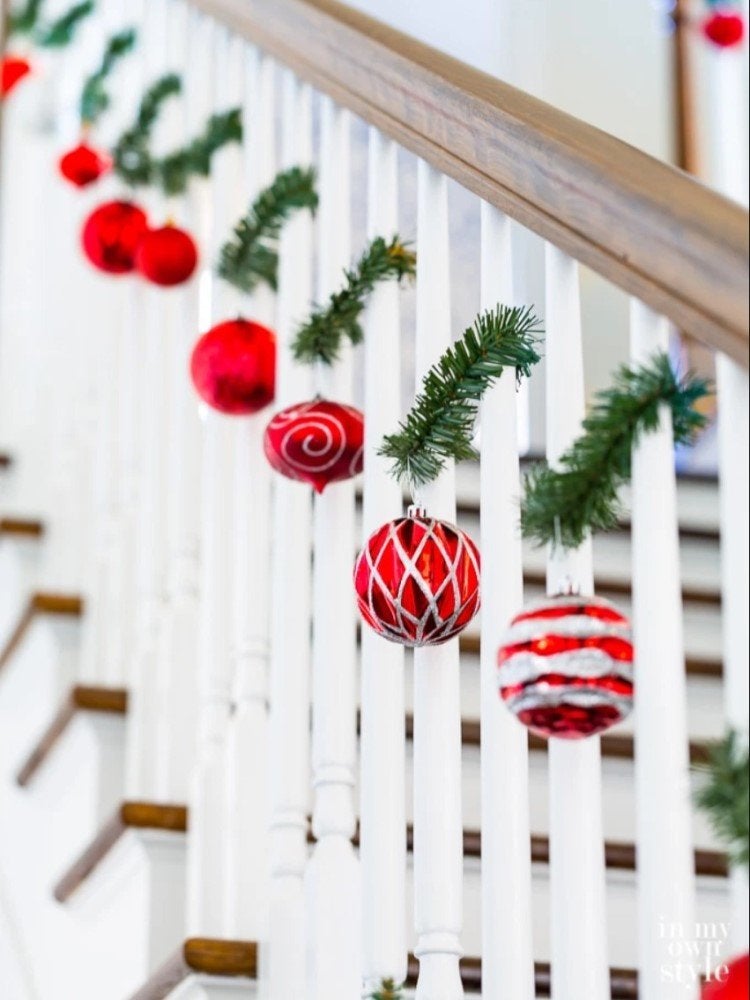 15 façons de décorer l'escalier pendant les fêtes