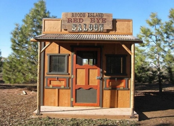 Poulailler en bois de style saloon western.