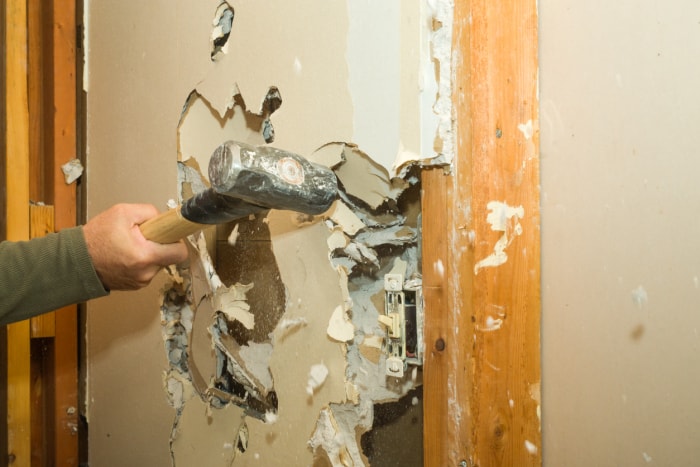 iStock-532531839 espace de rangement d'un placard démolissant des cloisons sèches à l'aide d'une masse