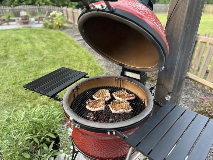 Le Kamado Joe Classic Joe grill ouvert avec cuisson de viande