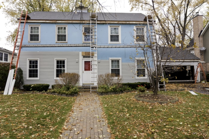 Rénovation d'une ancienne maison coloniale bleue.