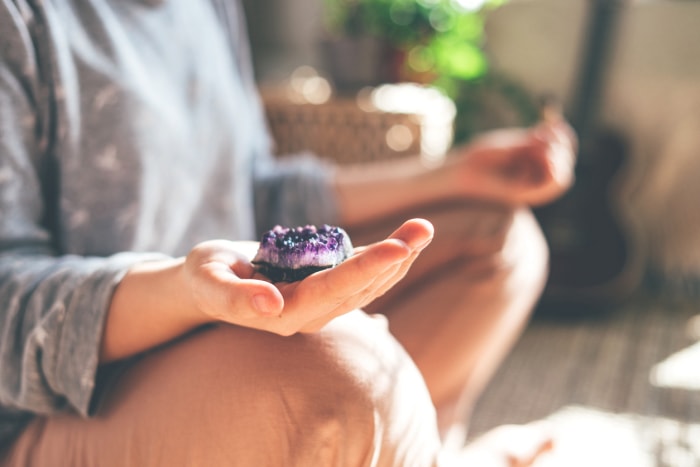 iStock-1218786158 où puis-je trouver des cristaux ? femme méditant avec un cristal