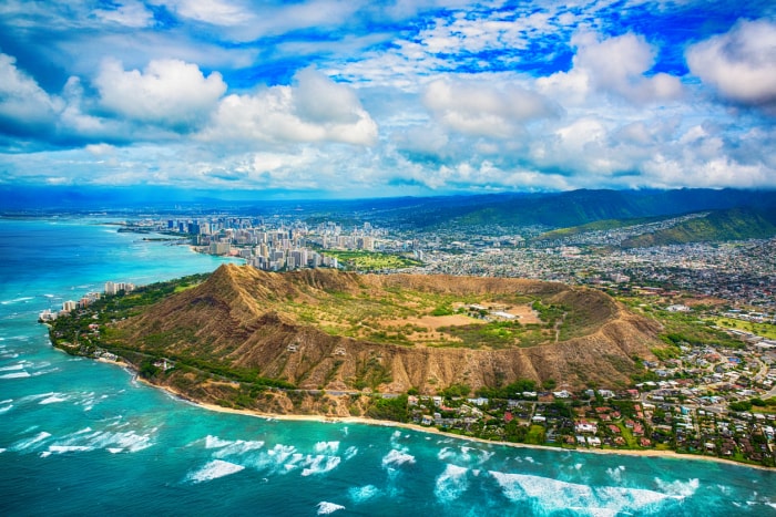 Le magnifique littoral d'Honolulu Hawaii photographié depuis une altitude d'environ 1000 pieds lors d'un vol photo en hélicoptère au-dessus de l'océan Pacifique, avec Diamond Head au premier plan.