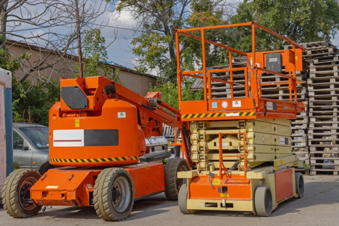 Une vue d'un élévateur à ciseaux orange.