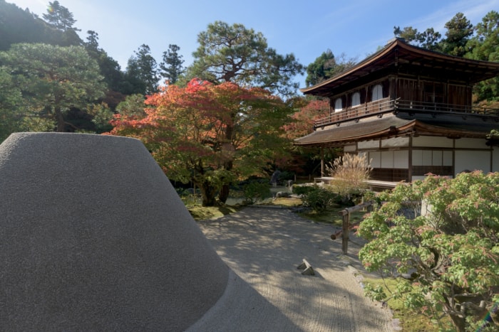 idées de jardin zen - gros rocher près d'un temple japonais