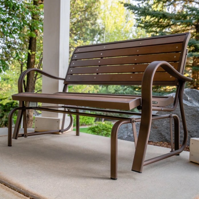 Banc de jardin en bois fabriqué à partir de matériaux résistants aux intempéries.