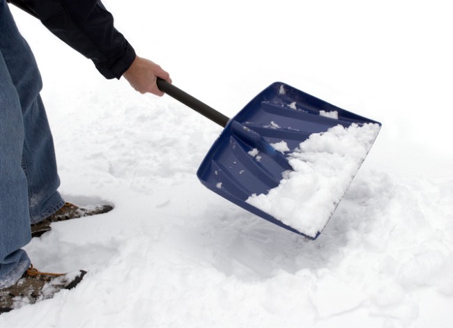 5 raisons pour lesquelles pelleter de la neige peut nuire à votre santé